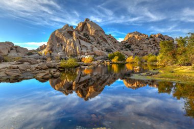 Barker Barajı Joshua Tree National Park içinde akşam günbatımında.