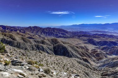 Maltepe'nın en yüksek açısından, anahtarları görünüm içinde Joshua Tree National Park, Riverside County, Kaliforniya, San Bernardino Dağları ve Coachella Valley güzel overlook.