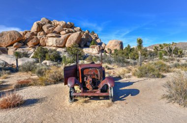 Abanoned ekipman ve benim Wall Street Mill Trail Joshua Tree National Park, Kaliforniya'da boyunca.