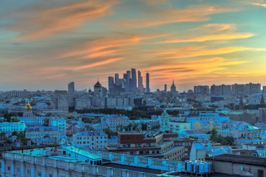Rusya'da Moskova manzarası gün batımı sırasında panoramik manzaralı.