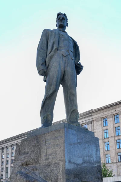 俄罗斯莫斯科特维尔卡亚街附近凯旋广场上的苏联诗人弗拉基米尔 马亚科夫斯基纪念碑 它建于1958年 夏天莫斯科中心的老建筑的美丽景色 — 图库照片