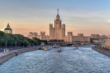 Kotelnicheskaya dolgu bina, Moskova, Rusya bir apartmanda. Yedi kız kardeş olarak da adlandırılan yedi Stalinist gökdelenler biridir.