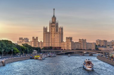 Kotelnicheskaya dolgu bina, Moskova, Rusya bir apartmanda. Yedi kız kardeş olarak da adlandırılan yedi Stalinist gökdelenler biridir.