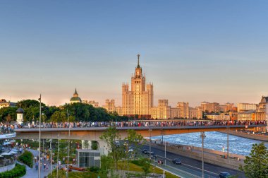 Moskova, Rusya - 23 Haziran 2018: Kotelnicheskaya set bina, bir apartman. Yedi Stalinist gökdelenler, biri de yedi kız kardeşin aradı. Zaryadye Park, Moskova, Rusya görüntülendi.