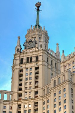 Kotelnicheskaya dolgu bina, Moskova, Rusya bir apartmanda. Yedi kız kardeş olarak da adlandırılan yedi Stalinist gökdelenler biridir.