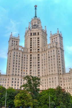 Kotelnicheskaya dolgu bina, Moskova, Rusya bir apartmanda. Yedi kız kardeş olarak da adlandırılan yedi Stalinist gökdelenler biridir.