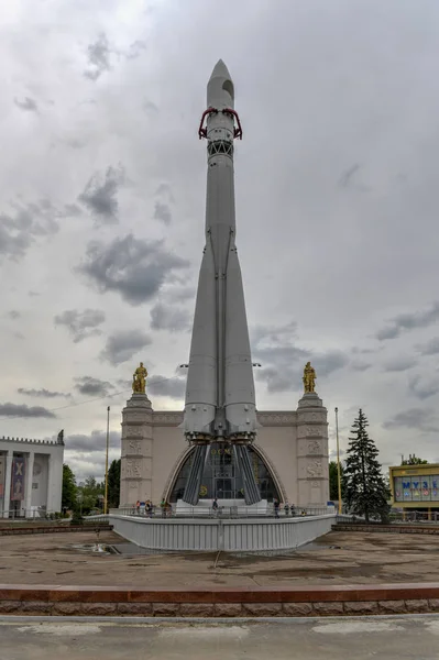 モスクワの全ロシア博覧センター Vdnkh ボストーク ロケット — ストック写真