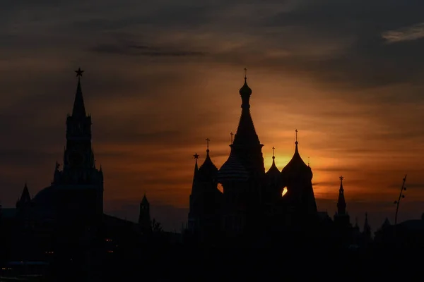 日落时分从俄罗斯莫斯科扎里亚德耶公园观看圣巴西尔大教堂 — 图库照片