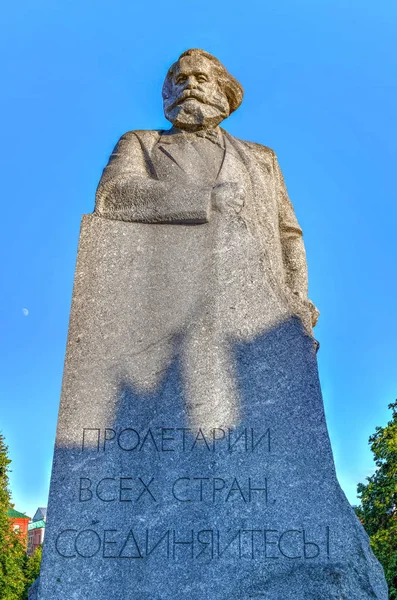 莫斯科市中心卡尔 马克思纪念碑 一个受欢迎的地标 所有国家的无产阶级 团结起来 — 图库照片