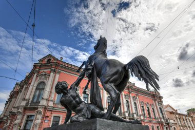 19. yüzyıl at Tamer heykeli Anichkov köprüde St. Petersburg cazibe, Rusya Federasyonu.