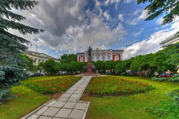 列宁纪念碑在俄国的弗拉基米尔 毗邻银行 — 图库照片