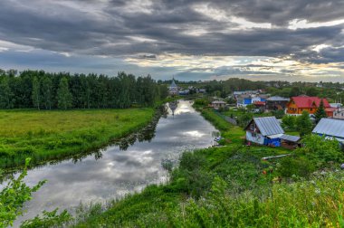 Panoramik Suzdal, altın yüzük Rusya'da Kamenka Nehri boyunca.