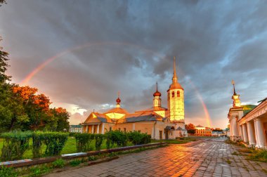 Suzdal pazar meydanında - sarı Kazan kilise iki kilise topluluğu ile diriliş Kilisesi, bir gökkuşağı, Rusya ile onun uzun çan kulesi ile komşu.