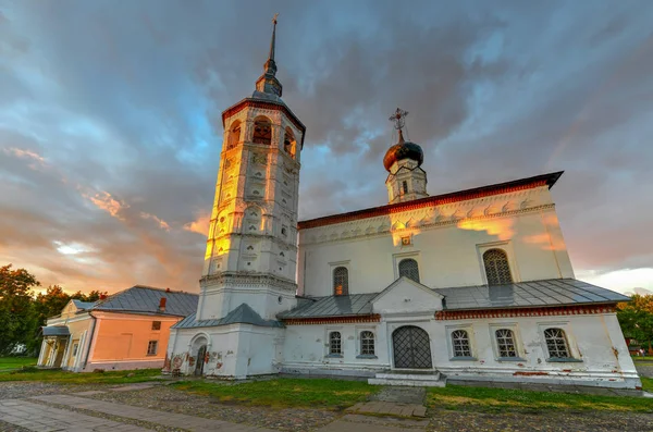 在苏兹达尔市场广场的两个教堂的合奏 黄色喀山教堂与复活教堂相邻 其高大的钟楼与彩虹 俄罗斯 — 图库照片