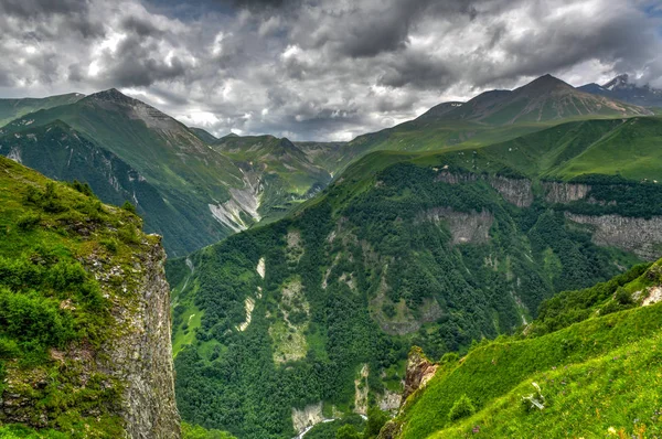 Panorama de montaña - Kazbegi, Georgia — Foto de Stock