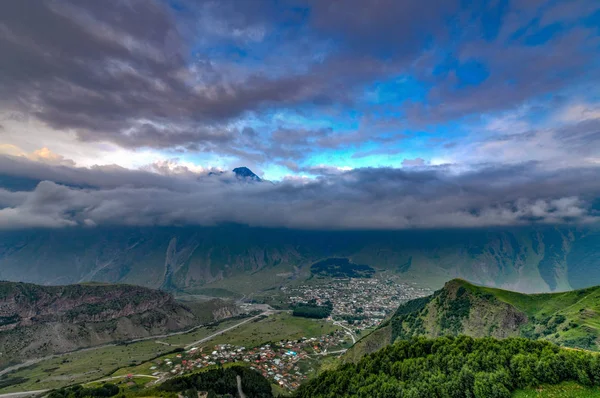 Panoramatická krajina-Kazbegi, Gruzie — Stock fotografie