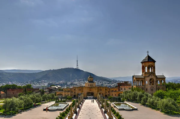 De kathedraal van de Heilige Drievuldigheid - Tbilisi, Georgië — Stockfoto