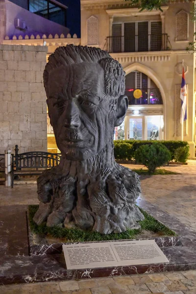 Skulptur Kopf des Aliaga Vahid in der Altstadt von Baku — Stockfoto