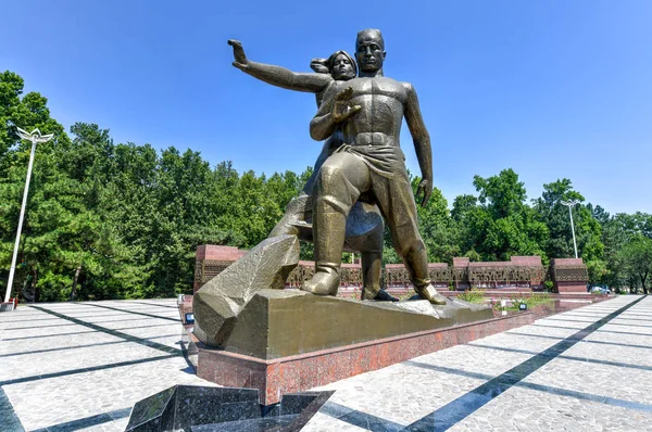 Памятник мужества - Ташкент, Узбекистан — стоковое фото