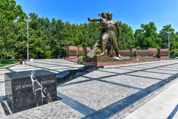 Monumento de Coragem - Tashkent, Uzbequistão — Fotografia de Stock