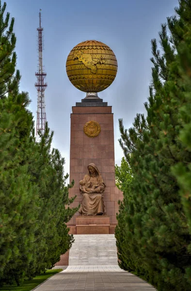 Памятник Независимости и Божия Матерь - Ташкент, Узбекистан — стоковое фото