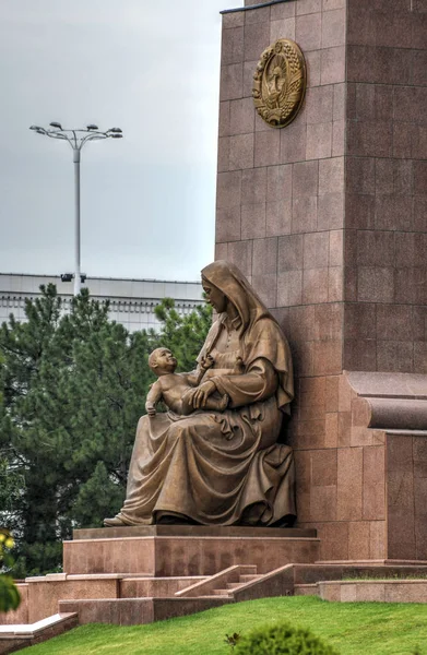 Independence Monument and the Blessed Mother - Tashkent, Uzbekis — Stock Photo, Image