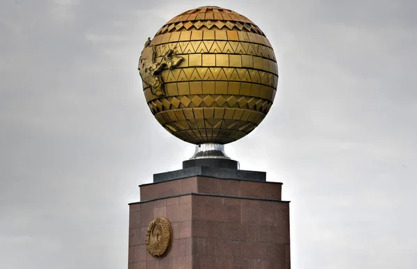 Independence Monument and the Blessed Mother - Tashkent, Uzbekis — Stock Photo, Image