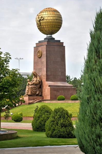 Independence Monument and the Blessed Mother - Tashkent, Uzbekis — Stock Photo, Image