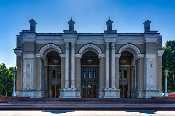 Театр имени Алишера Навои - Ташкент, Узбекистан — стоковое фото