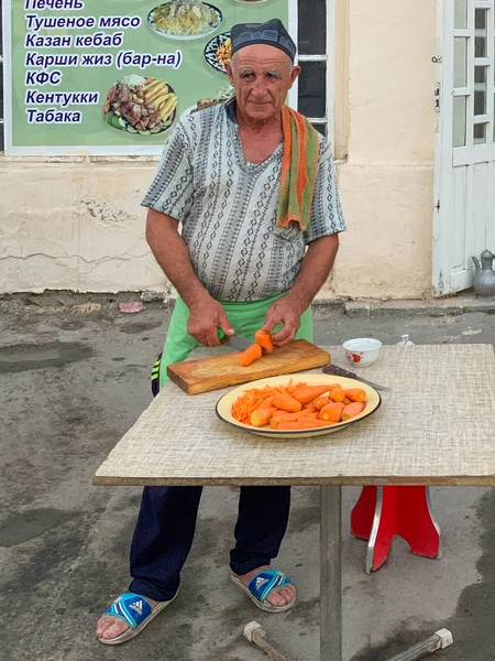 Vecchio che prepara Plov — Foto Stock