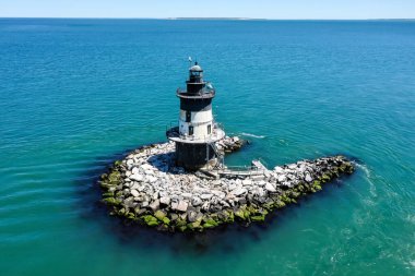 Long Island, New York 'ta Orient Point Deniz Feneri ile deniz manzaralı. Orient, Long Island 'ın pitoresk Kuzey Çatalı' nın en doğusundaki kasabadır..