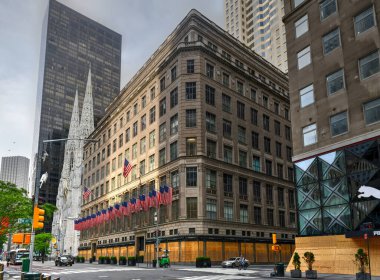 New York Şehri, New York - 11 Haziran 2020: COVID-19 salgını sırasında mağaza kapatıldı ve polis karşıtı şiddet eylemleri sonucunda yağmaya karşı korunmak için pencereler tahta ile kapatıldı.