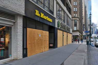 New York Şehri, New York - 11 Haziran 2020: COVID-19 salgını sırasında mağaza kapatıldı ve polis karşıtı şiddet eylemleri sonucunda yağmaya karşı korunmak için pencereler tahta ile kapatıldı.