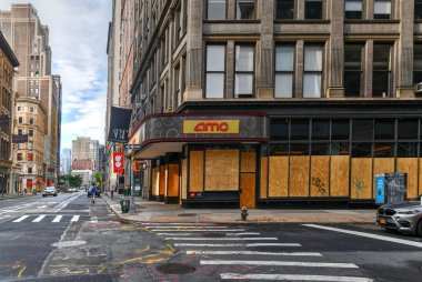 New York Şehri, New York - 11 Haziran 2020: COVID-19 salgını sırasında mağaza kapatıldı ve polis karşıtı şiddet eylemleri sonucunda yağmaya karşı korunmak için pencereler tahta ile kapatıldı.