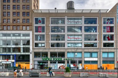 New York Şehri, New York - 11 Haziran 2020: COVID-19 salgını sırasında mağaza kapatıldı ve polis karşıtı şiddet eylemleri sonucunda yağmaya karşı korunmak için pencereler tahta ile kapatıldı.