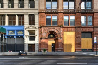 New York Şehri, New York - 11 Haziran 2020: COVID-19 salgını sırasında mağaza kapatıldı ve polis karşıtı şiddet eylemleri sonucunda yağmaya karşı korunmak için pencereler tahta ile kapatıldı.