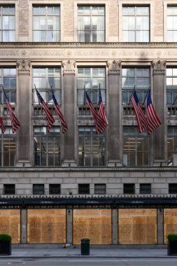 New York City, New York - 11 Haziran 2020: Saks Fifth Avenue, COVID-19 salgını sırasında kapatıldı ve polis karşıtı şiddet eylemleri sonucunda yağmaya karşı korunmak için camları tahta kaplı..