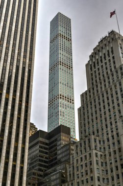 New York City, New York - 11 Haziran 2020: 432 Park Avenue Milyarderler Sokağı 'nda Beşinci Cadde' den New York City 'ye doğru gökdelenler arasında görüldü..