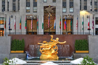 New York, New York / ABD - 2 Temmuz 2020: Emlak firması Tishman Speyer, Rockefeller Center 'daki diğer klasik heykellere maske takarak New Yorklulara COVID-19 yüz maskesi takmalarını hatırlattı.