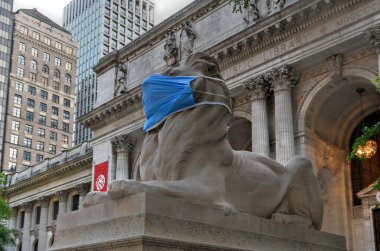 New York, New York / ABD - 2 Temmuz 2020: New York Halk Kütüphanesi 'nin taş aslanları Patience and Fortitude, New Yorklulara COVID-19 salgını sırasında yüz maskesi takmalarını hatırlatmak için maske taktı..