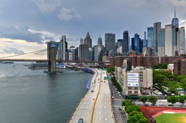 New York Şehri - 28 Haziran 2020: New York 'ta Brooklyn ile Manhattan arasında East River ve Brooklyn Köprüsü panoramik manzarası.