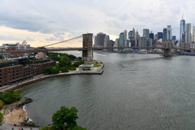New York 'ta Brooklyn ile Manhattan arasındaki Brooklyn Köprüsü' nün panoramik görüntüsü.