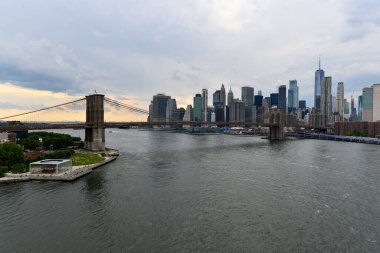 New York 'ta Brooklyn ile Manhattan arasındaki Brooklyn Köprüsü' nün panoramik görüntüsü.