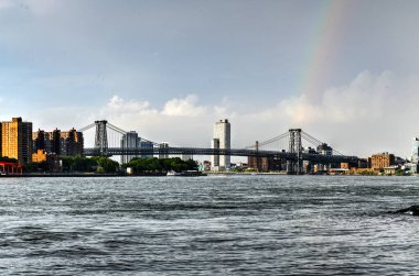 Williamsburg Köprüsü Brooklyn ve Manhattan arasında Doğu Nehri 'ni geçiyor..