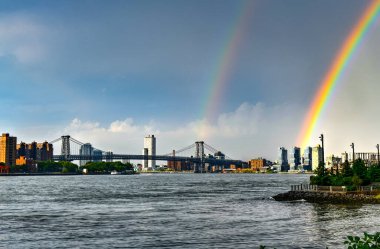 Williamsburg Köprüsü Brooklyn ve Manhattan arasında Doğu Nehri 'ni geçiyor..