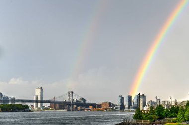 Williamsburg Köprüsü Brooklyn ve Manhattan arasında Doğu Nehri 'ni geçiyor..