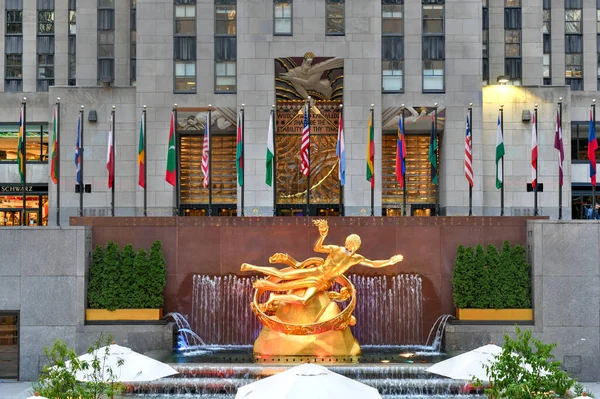 New York, New York / ABD - 2 Temmuz 2020: Emlak firması Tishman Speyer, Rockefeller Center 'daki diğer klasik heykellere maske takarak New Yorklulara COVID-19 yüz maskesi takmalarını hatırlattı.