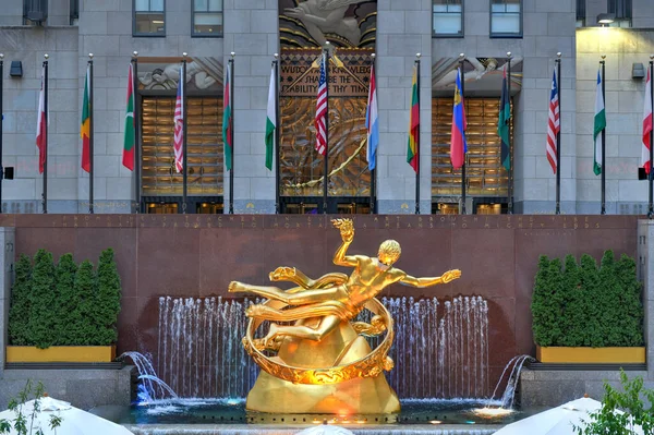 New York, New York / ABD - 2 Temmuz 2020: Emlak firması Tishman Speyer, Rockefeller Center 'daki diğer klasik heykellere maske takarak New Yorklulara COVID-19 yüz maskesi takmalarını hatırlattı.