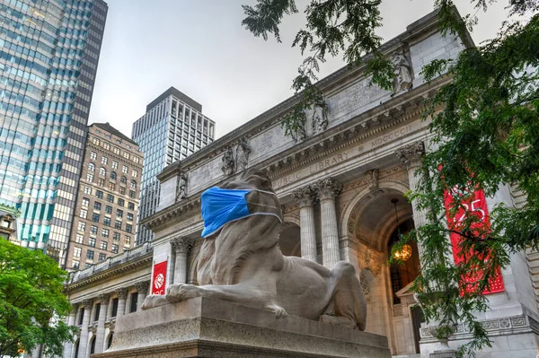 美国纽约 2020年7月2日 纽约公共图书馆的石狮耐心与坚定已经戴上了口罩 提醒纽约人在Covid 19大流行期间要戴上口罩 — 图库照片
