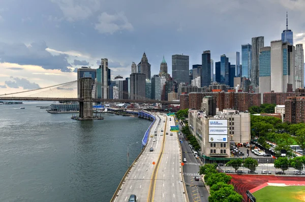 New York Şehri - 28 Haziran 2020: New York 'ta Brooklyn ile Manhattan arasında East River ve Brooklyn Köprüsü panoramik manzarası.